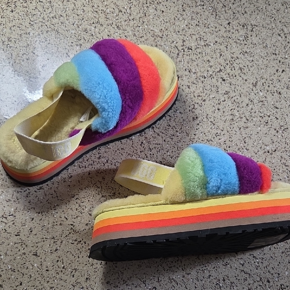 🎉SUPER RARE!!!        UGG Rainbow Pride Slides! 🌈